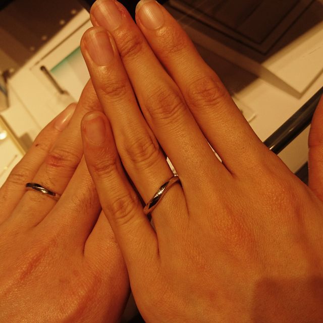 【銀座ダイヤモンドシライシの口コミ】 ダイヤモンドなどの装飾なしのシンプルな指輪です。その代わりプラチナが…