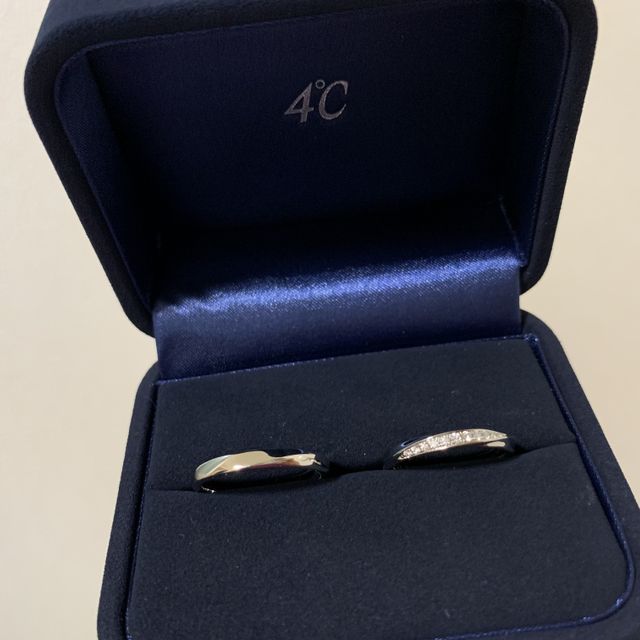 【4℃ BRIDAL(ヨンドシーブライダル)の口コミ】 指輪のデザインにこだわりはなかったのですが、たくさん試着した結果シン…