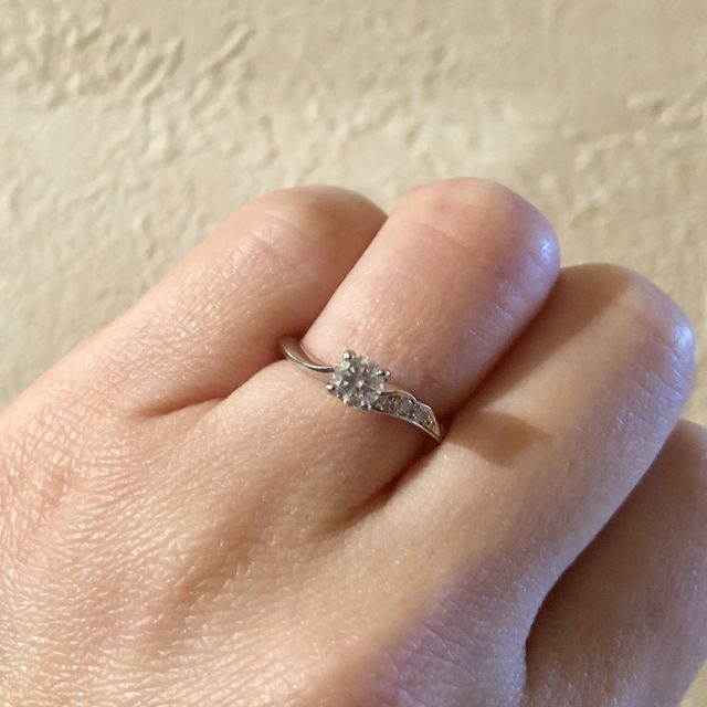 【俄(にわか)の口コミ】 主人と一緒に選びました。きちんと婚約指輪、と分かるような王道の形、リ…