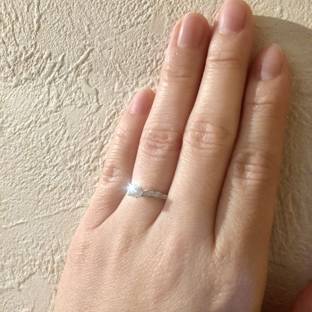 【俄(にわか)の口コミ】 主人と一緒に選びました。きちんと婚約指輪、と分かるような王道の形、リ…