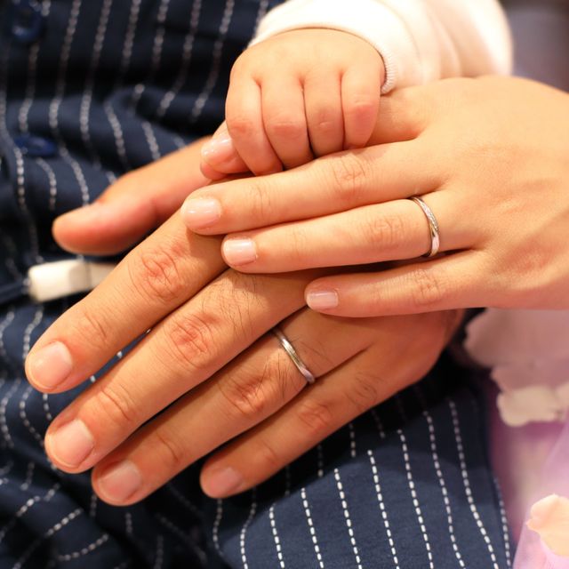 【4℃ BRIDAL(ヨンドシーブライダル)の口コミ】 シンプルだけどダイヤは多め。
すこしくびれのあるデザインにすることで指…