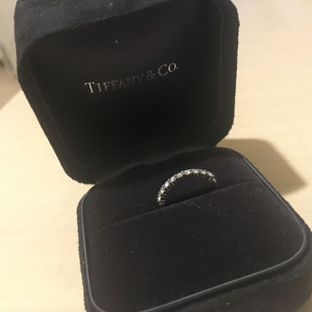 【ティファニー(Tiffany & Co.)の口コミ】 一粒ダイヤの婚約指輪は今後つける機会が少ないと思い、指輪を買うなら普…