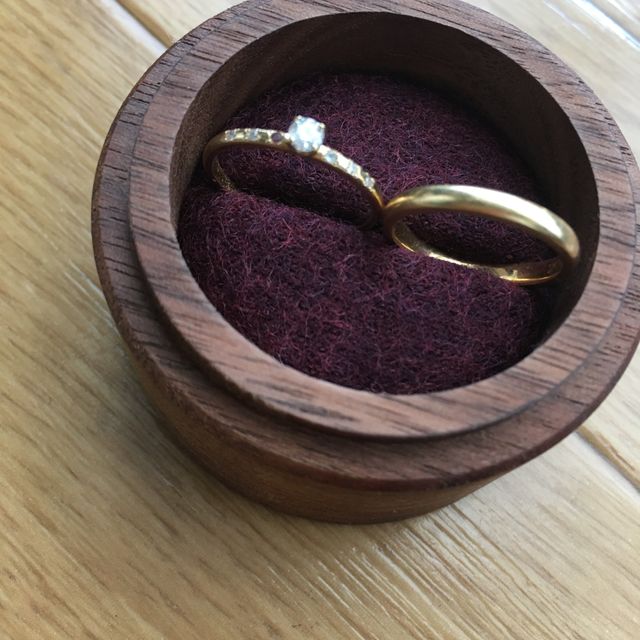 【鎌倉彫金工房の口コミ】 婚約指輪は普段付けしないので、真ん中にダイヤを置きました。両サイドに…