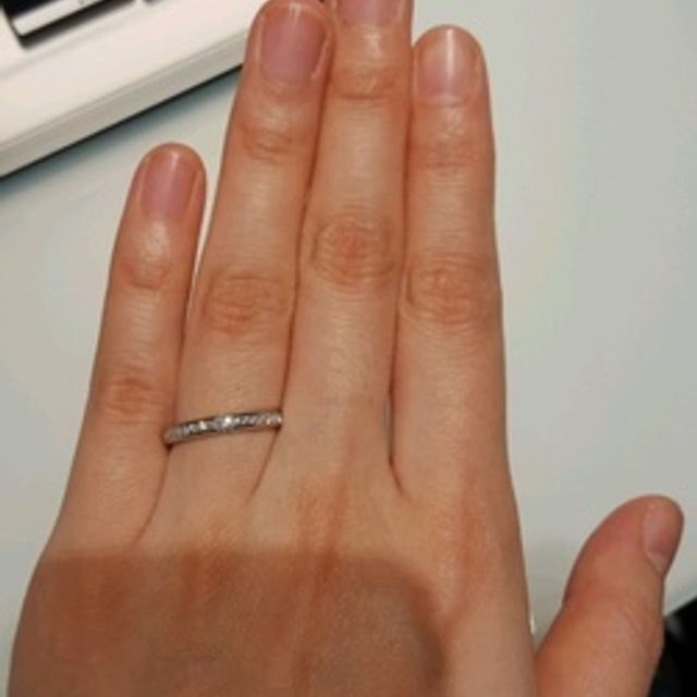 【ラザール ダイヤモンド(LAZARE DIAMOND)の口コミ】 ダイヤモンドの煌めきが素晴らしいことです。
カラット数は0.14とそこまで…