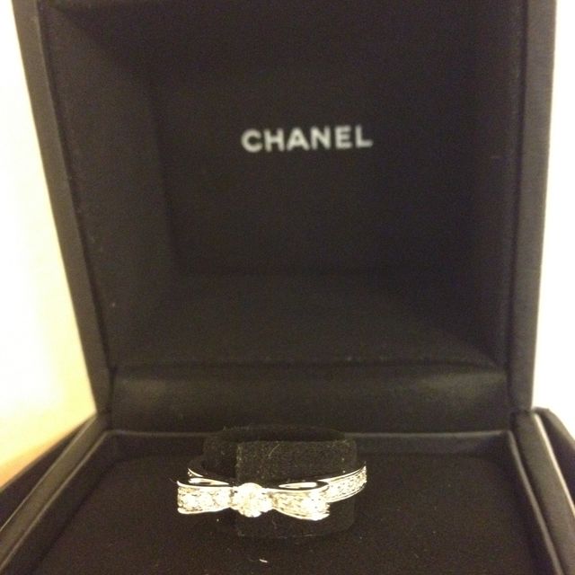 【シャネル(CHANEL)の口コミ】 リボンが大好きなので一目惚れで即決しました。シャネルらしいカメリアの…