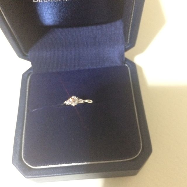 【銀座ダイヤモンドシライシの口コミ】 婚約指輪は他のところで似たデザインがありましたが、高さが気になってい…