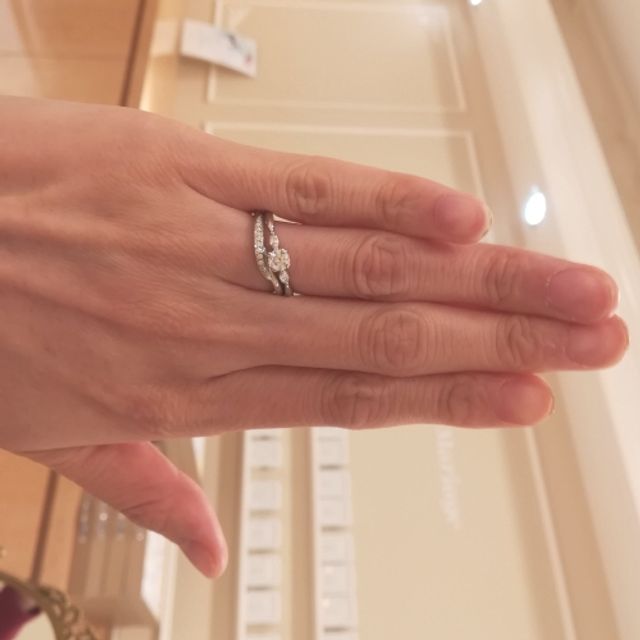【Mariage ent(マリアージュエント)の口コミ】 マリッジリングはなだらかなウェーブのラインにメレダイヤが配置された繊…