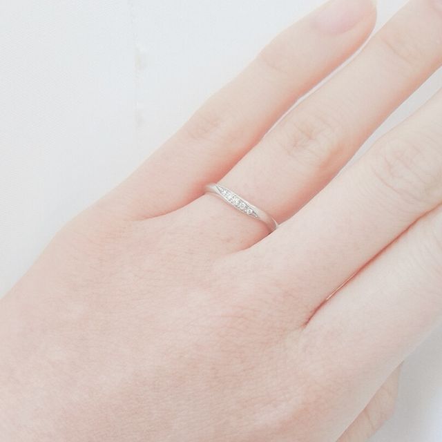 【銀座ダイヤモンドシライシの口コミ】 ずっと着けるものなのでつけ心地重視で検討していました。角は全部丸くな…