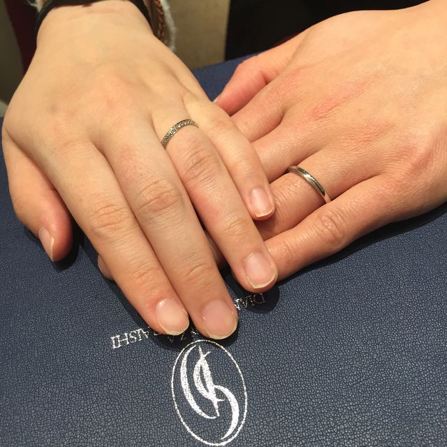 【銀座ダイヤモンドシライシの口コミ】 女性用が上半分に大小のダイヤモンドが付いており、その付け方を反対にす…