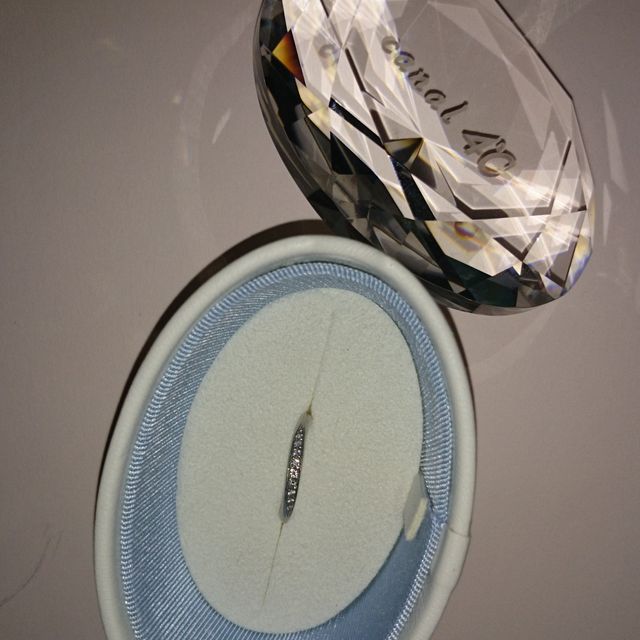 【canal4℃(カナルヨンドシー)の口コミ】 細身なシルエットがとても女性らしく気に入っています。大きいダイヤから…