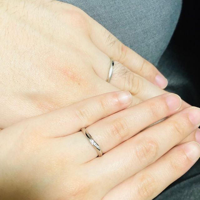 【銀座ダイヤモンドシライシの口コミ】 デザインがとても素敵で、婚約指輪とのセットリングとしても綺麗に装着で…