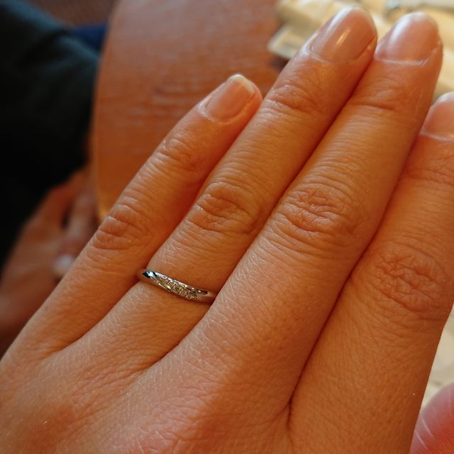 【I's stone(アイズストーン)の口コミ】 少しカーブかかっているため、指が長く、細く見えます。また中央にダイヤ…