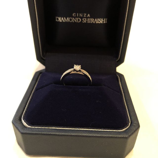 【銀座ダイヤモンドシライシの口コミ】 ダイヤの輝きが決め手！
リングの周りにも多くのダイヤが付いてて綺麗！
…