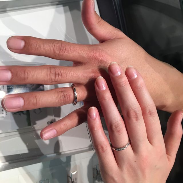 【銀座ダイヤモンドシライシの口コミ】 2人の希望がシンプルかつオシャレでつけ心地の良さ重視で選んでいたので、…