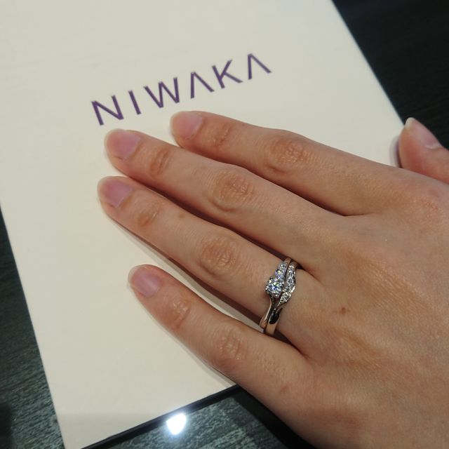 【俄(にわか)の口コミ】 デザインがおしゃれで気に入りました。リング下側ののラインがゆるやかなV…