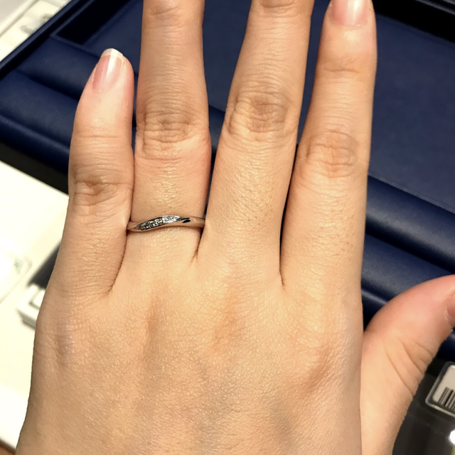 【銀座ダイヤモンドシライシの口コミ】 キラキラ感がとにかくお気に入りです。指輪のウェーブが緩やかなので、普…