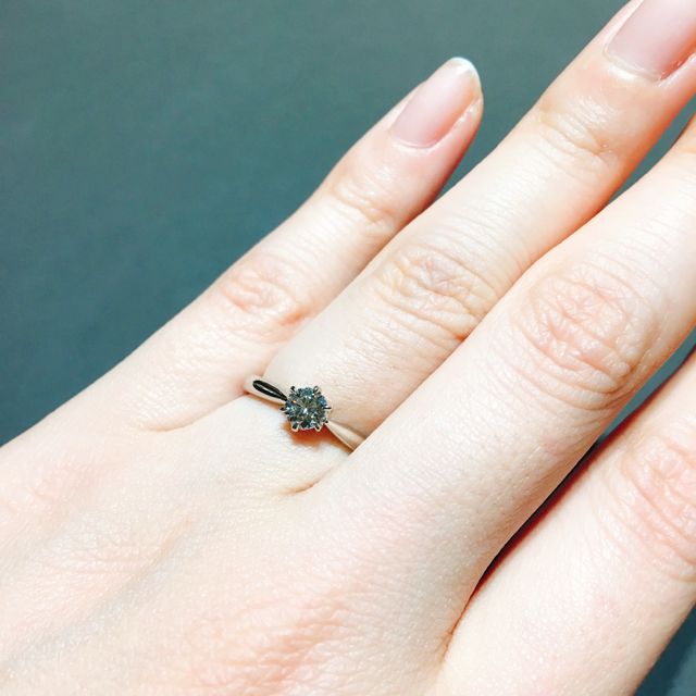 【銀座ダイヤモンドシライシの口コミ】 タテツメのシンプルなデザインに惹かれました。サイドからみると、花のが…