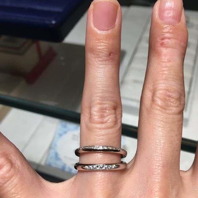 【銀座ダイヤモンドシライシの口コミ】 反面にダイヤが流れるようについてるのが綺麗だなと一目惚れしました。少…