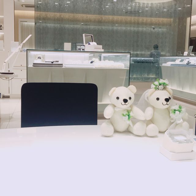 【4℃ BRIDAL(ヨンドシーブライダル)の口コミ】 彼もわたしも
「S字とストレートの間くらいで
細くてシンプルな指輪｣とい…