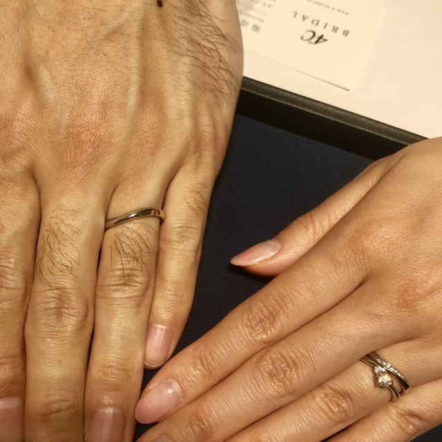 【4℃ BRIDAL(ヨンドシーブライダル)の口コミ】 彼もわたしも
「S字とストレートの間くらいで
細くてシンプルな指輪｣とい…
