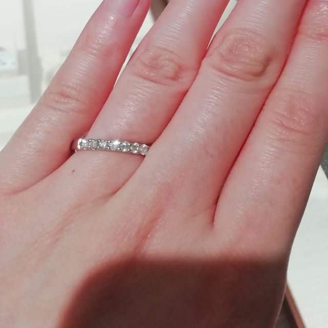 【CHARMY(チャーミー)の口コミ】 ・シンプルなデザインで、普段使いしやすい
・結婚指輪と合わせてつけやす…