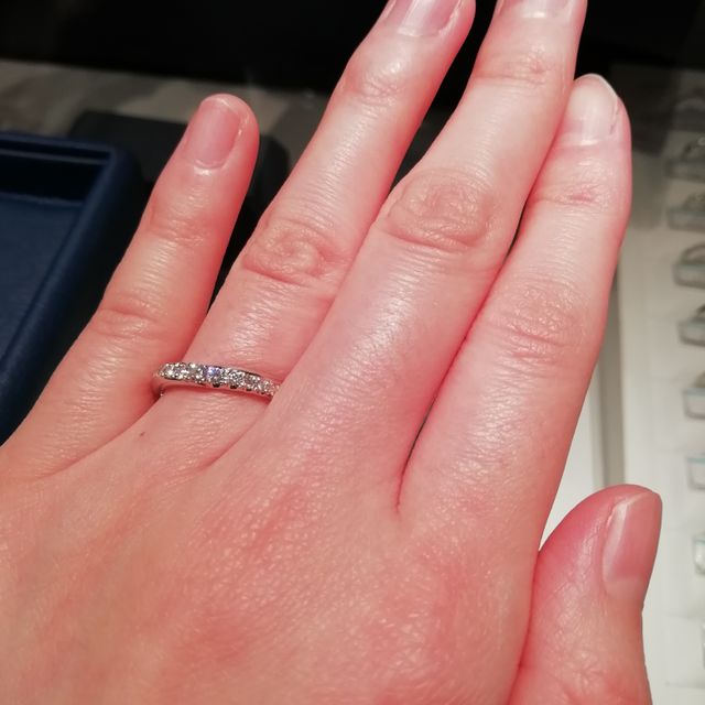 【銀座ダイヤモンドシライシの口コミ】 ・バージンロードがモチーフで、過去から現在、未来を表しており、意味の…