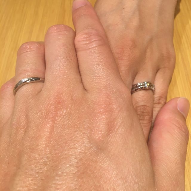 【銀座ダイヤモンドシライシの口コミ】 少し変わったデザイン。
付けていてかさばり過ぎないもの。
指のサイズに…