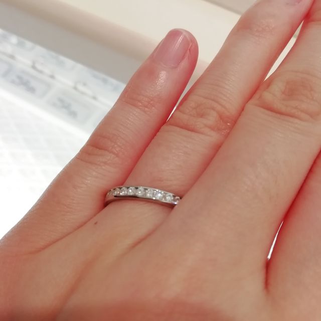 【festaria bijou SOPHIA(フェスタリア ビジュソフィア)の口コミ】 ・シンプルなデザインで、普段使いしやすい
・結婚指輪と合わせてつけやす…