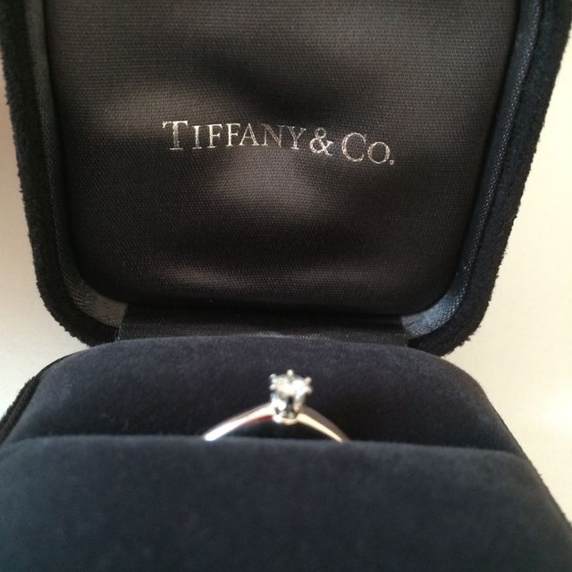 【ティファニー(Tiffany & Co.)の口コミ】 この指輪の決め手は、私が婚約指輪は絶対にTIFFANY&CO.のものと小さい…