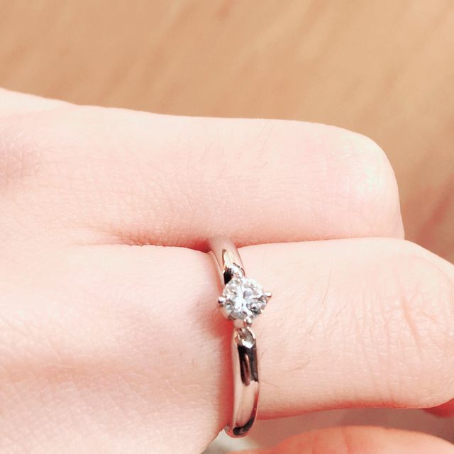 【4℃ BRIDAL(ヨンドシーブライダル)の口コミ】 丸みのあるまっすぐなラインで、優しい印象の婚約指輪だと思います。
手が…