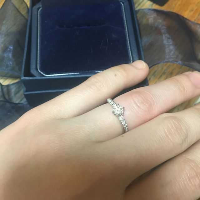 【銀座ダイヤモンドシライシの口コミ】 婚約指輪なので少し豪華なものが欲しいと思っていました。しかし私の手は…