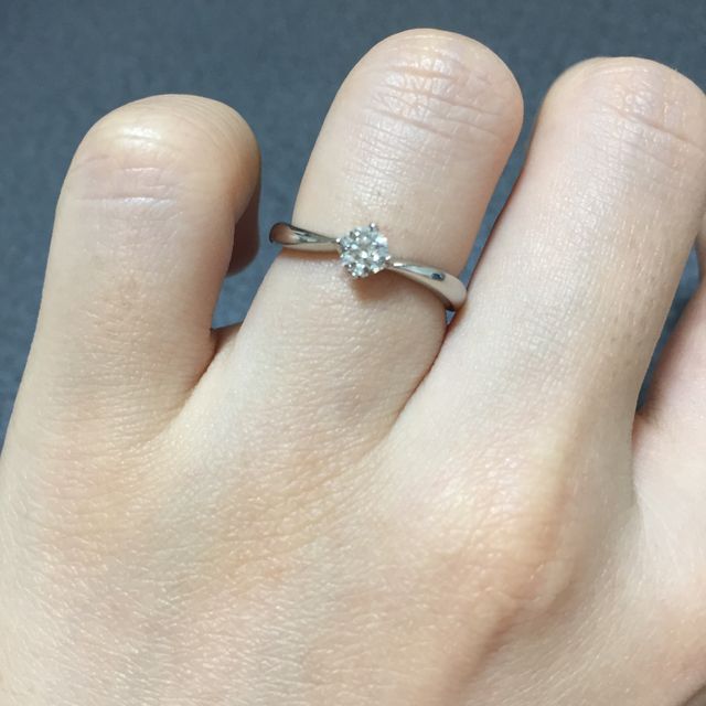 【アイプリモ(I-PRIMO)の口コミ】 一粒ダイヤモンドでシンプルな婚約指輪を希望していました。当初は曲線タ…