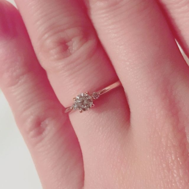 【LUCIE(ルシエ)の口コミ】 ３つのダイヤモンドの位置が秀逸でありバラの花束のように見えるのがポイ…