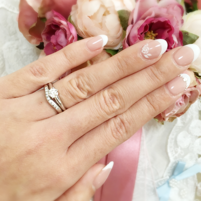 【ティファニー(Tiffany & Co.)の口コミ】 婚約指輪と重ね付けも出来るようカーブのデザインのものが良くていくつか…