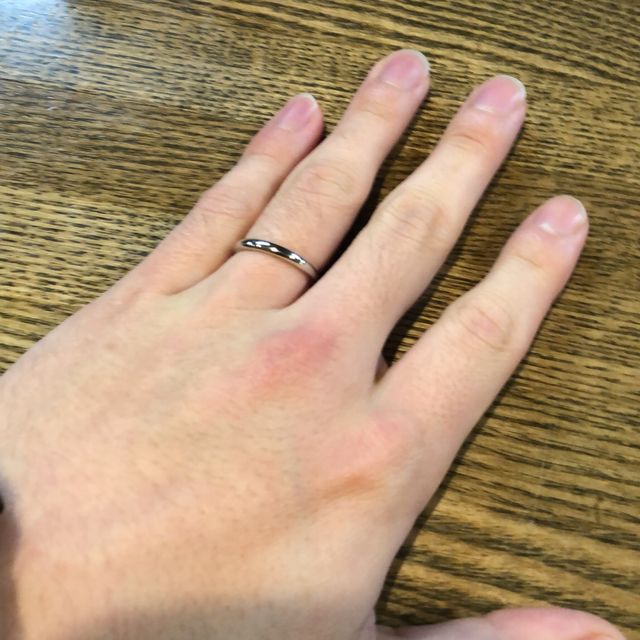 【銀座ダイヤモンドシライシの口コミ】 結婚指輪はシンプルなものがよく、着け心地に重点があったので、一番シン…