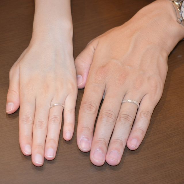 【銀座ダイヤモンドシライシの口コミ】 夫婦二人とも目立つアクセサリーがつけられない仕事なのでシンプルなデザ…