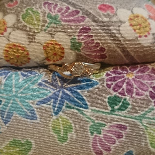 【杢目金屋(もくめがねや)の口コミ】 一輪の花をかたどったデザインで、とても気に入りました。特に気に入った…