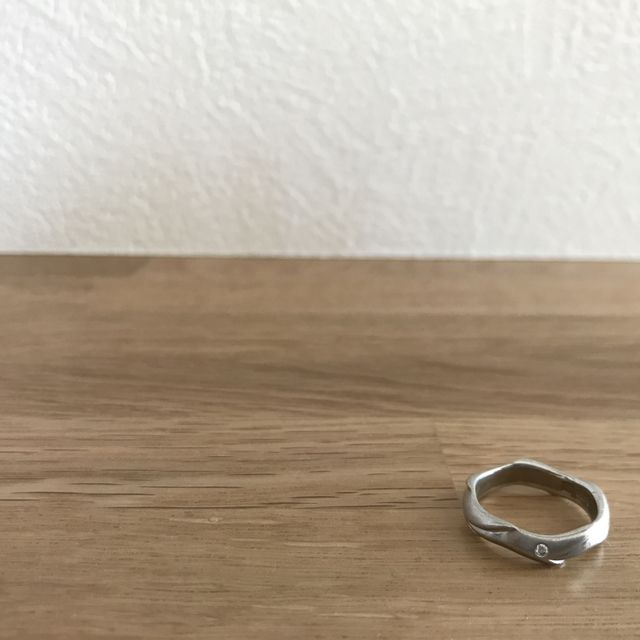 【俄(にわか)の口コミ】 私の指が太く短いため華奢な指輪は似合いませんでした。そのためこちらの…