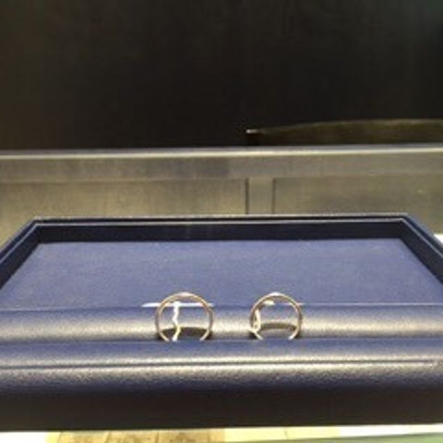 【銀座ダイヤモンドシライシの口コミ】 女性用の指輪は、ダイヤモンドが一粒で一見寂しいように思いましたが、つ…