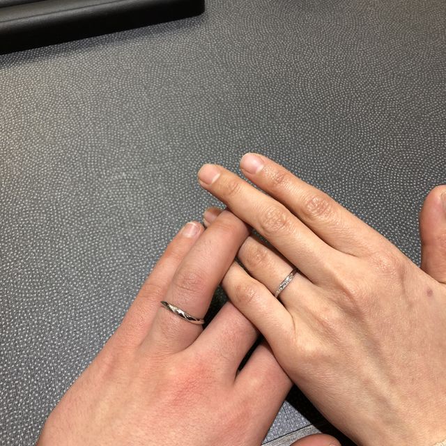 【の口コミ】 中心にあるブルーダイヤモンドが素敵で選びました。他にはないデザインで…