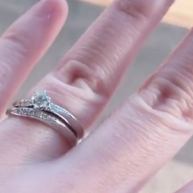 【ラザール ダイヤモンド(LAZARE DIAMOND)の口コミ】 デザインも探していたデザインで、店頭に試着しにいってお話を聞くと、ダ…