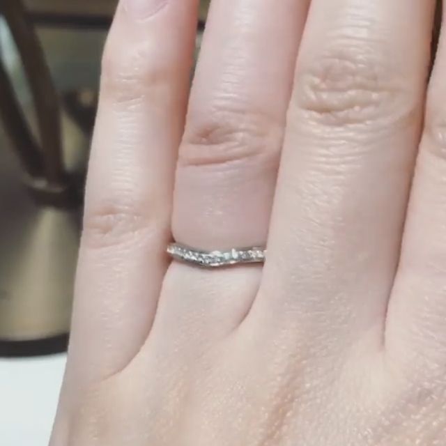 【カルティエ(Cartier)の口コミ】 私は、キラキラ輝いてる指輪を探してました。指輪をはめ、斜め45度から見…