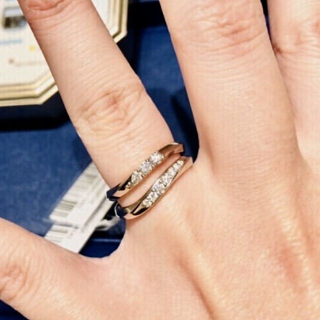 【銀座ダイヤモンドシライシの口コミ】 キラキラした指輪が良かったので、いろんな角度からキラキラ具合を確認し…