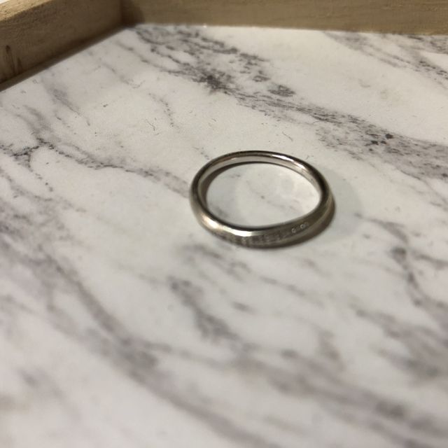 【4℃ BRIDAL(ヨンドシーブライダル)の口コミ】 真ん中にキラキラと石がいし入っていて、シンプルだけどウェーブかかった…