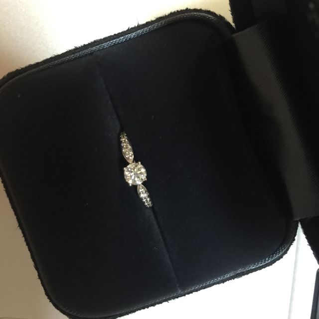 【ティファニー(Tiffany & Co.)の口コミ】 エンゲージリングのデザインは、真ん中に０．３ctくらいの１つ石がついて…