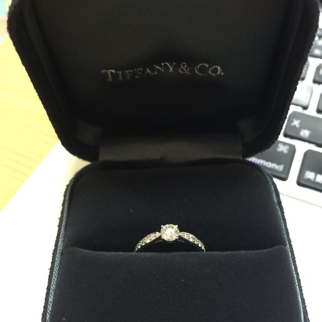 【ティファニー(Tiffany & Co.)の口コミ】 エンゲージリングのデザインは、真ん中に０．３ctくらいの１つ石がついて…