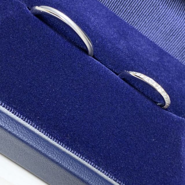 【銀座ダイヤモンドシライシの口コミ】 ブーケというデザイン以外にもたくさんの指輪を試着して、店員さんと旦那…