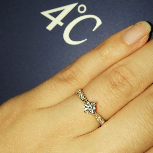 【4℃ BRIDAL(ヨンドシーブライダル)の口コミ】 シンプルだけれど華やかなメレダイヤとサイドビューがとてもきれいです。
…