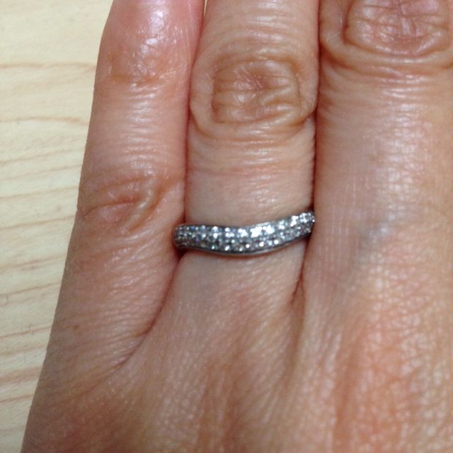 【ブルガリ(BVLGARI)の口コミ】 婚約指輪と揃えて、Vデザインのものが欲しかった。
常に身に着けられるよ…