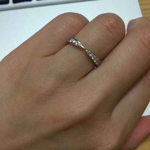 【ティファニー(Tiffany & Co.)の口コミ】 婚約指輪と重ね付けできるリングで、日常で付けていても華やかなものが希…